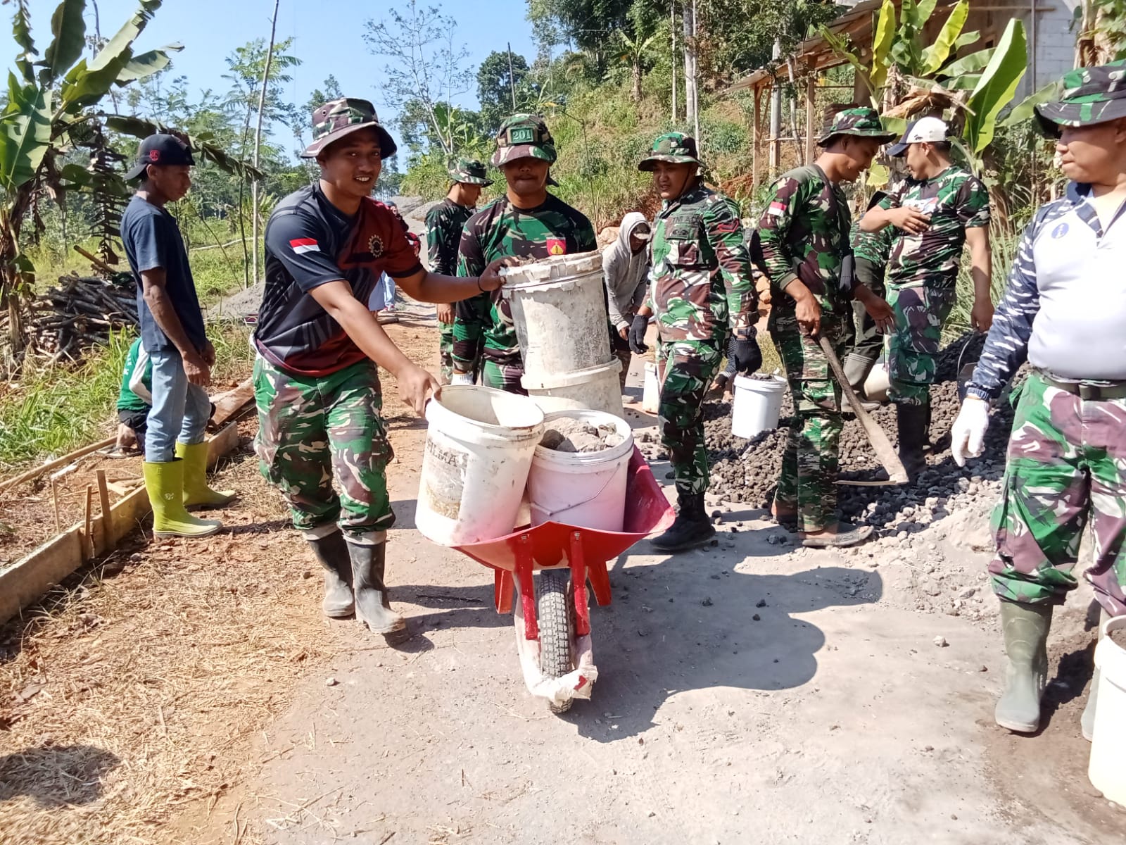 Prajurit TNI bersama warga bergotong royong mengerjakan pembangunan infrastruktur dalam program TMMD Reguler Ke-129 Kodim 0714/Salatiga di Desa Cukil, Kecamatan Tengaran, Kabupaten Semarang. Dari tangan-tangan yang bekerja bersama, harapan baru tumbuh untuk desa.
