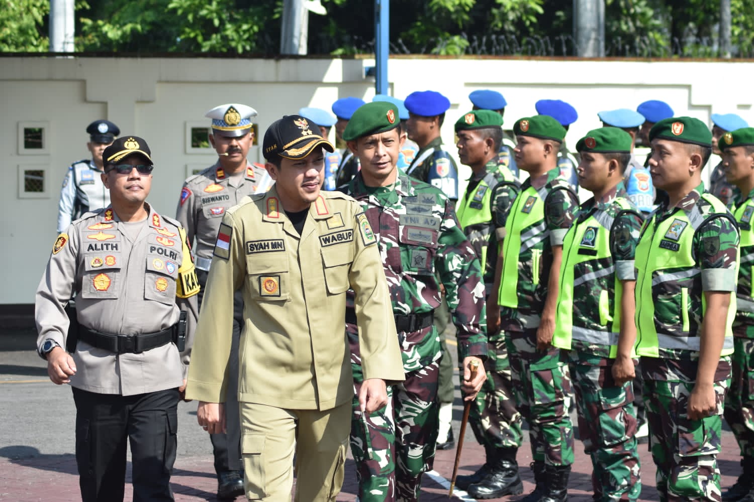 Wakil Bupati Trenggalek, Syah Muhamad Natanegara, saat memimpin Apel Gelar Pasukan dalam rangka `Operasi Ketupat Semeru 2023` di halaman Mapolres Trenggalek, Senin (17/4/2023).