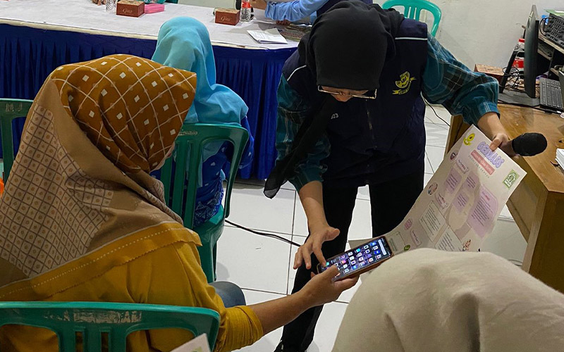 ( Pemberian GEMASS QR kepada kader sebagai inovasi kelompok 7 KKN-T)