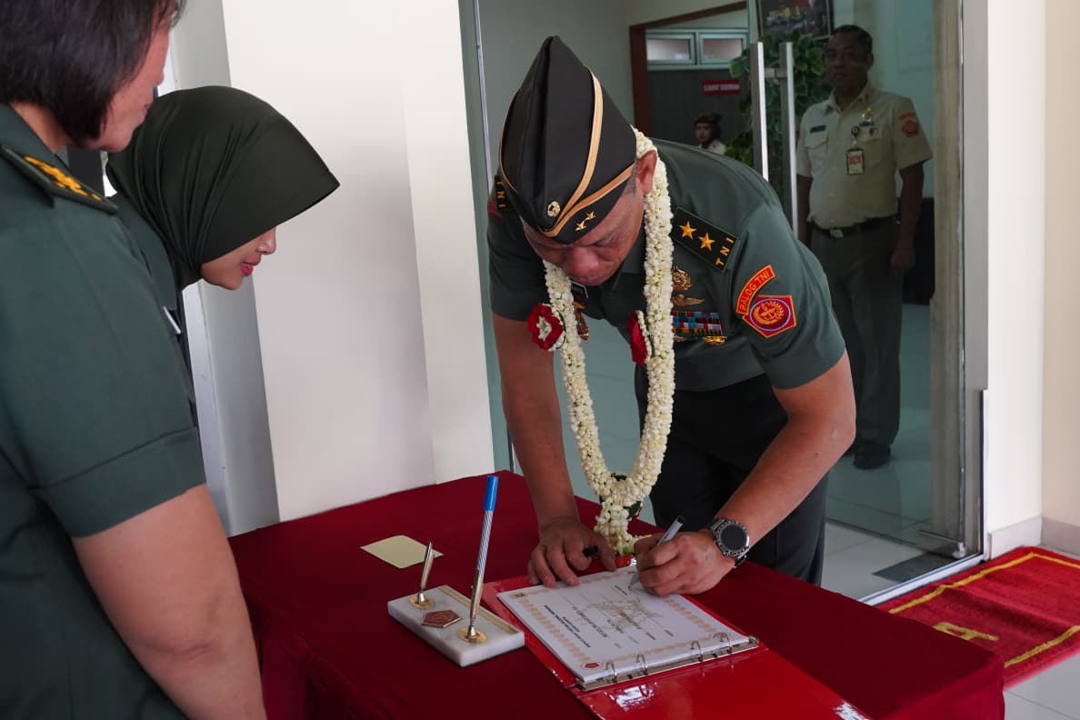 acara lepas sambut Kababek TNI dari Brigjen TNI Irawan, S.H., M. H., CFrA. kepada Kabalog TNI Mayjen TNI Lin Nofrianto, S.E., bertempat di Aula A.H. Nasution Babek TNI, Jakarta Utara, Selasa (2682025).