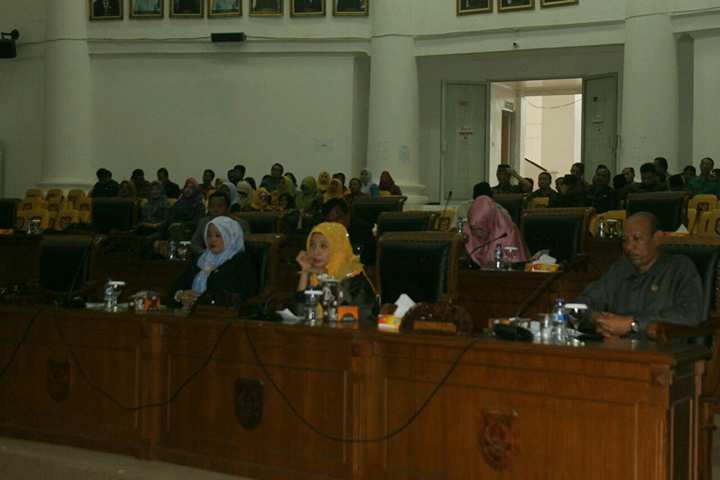 Tampak hadir Wakil Ketua DPRD, sejumlah anggota DPRD serta kepala Organisasi Perangkat Daerah pada pengesahan Raperda Pertanggungjawaban pelaksanaan APBD TA 2016