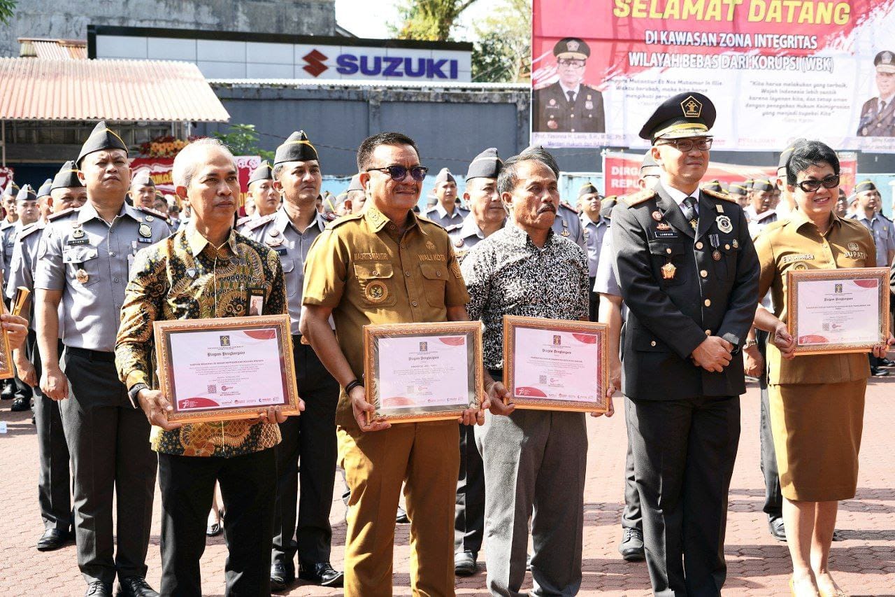 Wali Kota Bitung Maurits Mantiri saat menerima penghargaan dari Kementerian Hukum dan HAM