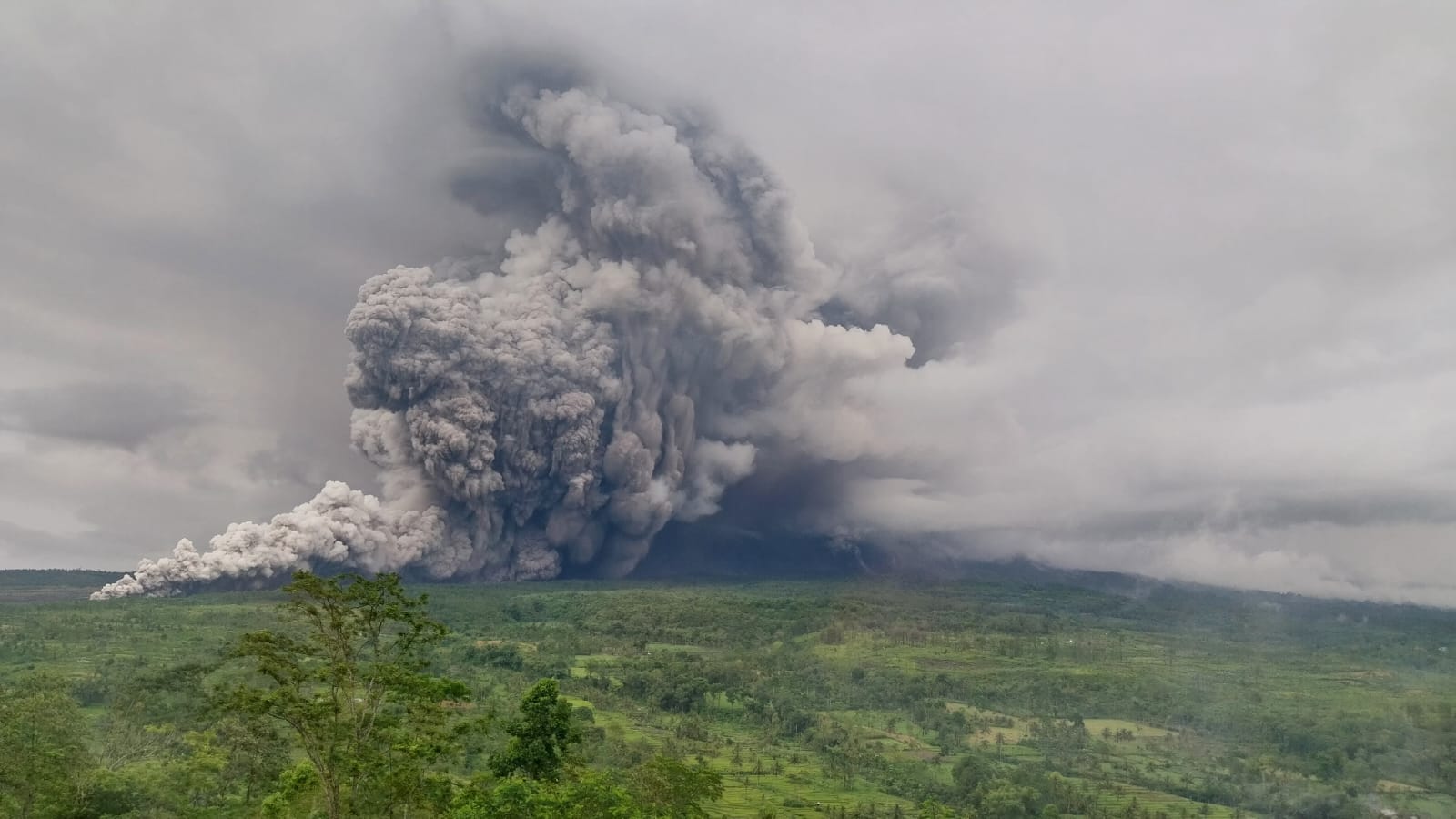 aktivitas vulkanik Gunung Semeru