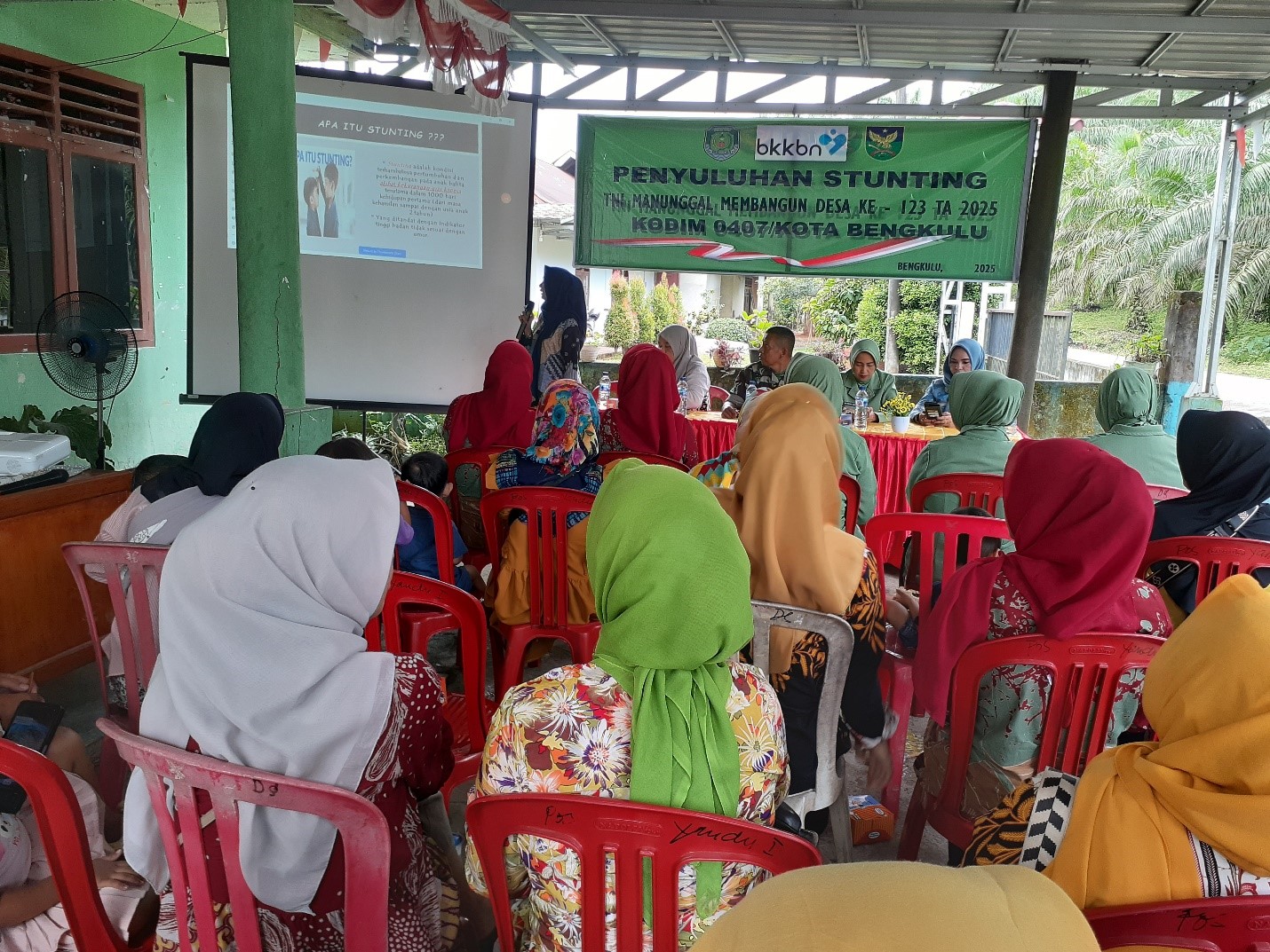 Antusias masyarakat Desa Tengah Padang mengikuti penyuluhan stunting.