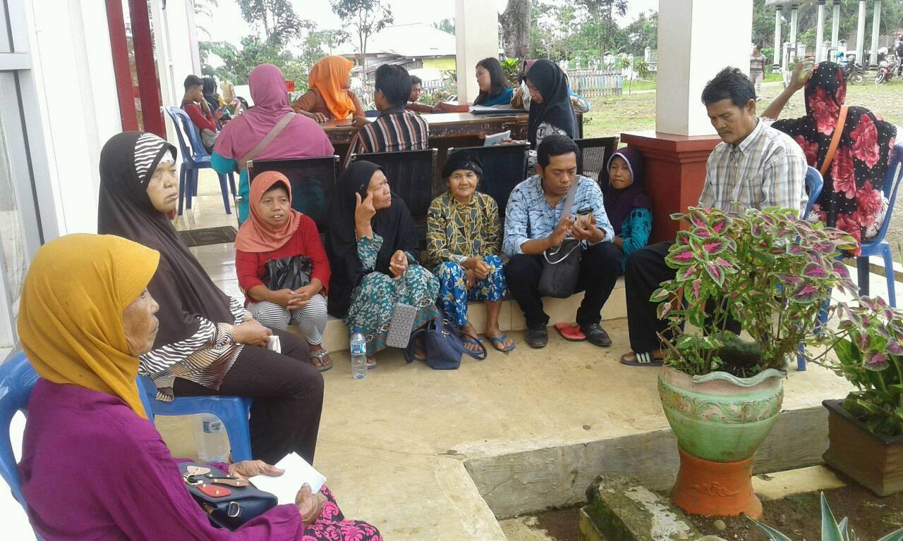 Kades Melati Harjo Antar Warganya Penyandang Disabilitas dan Lansia Rekam e-KTP