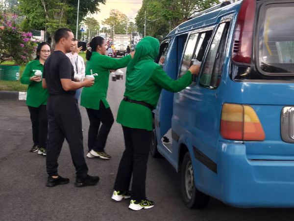 Dandim 1310/Bitung bersama istri saat membagikan takjil gratis