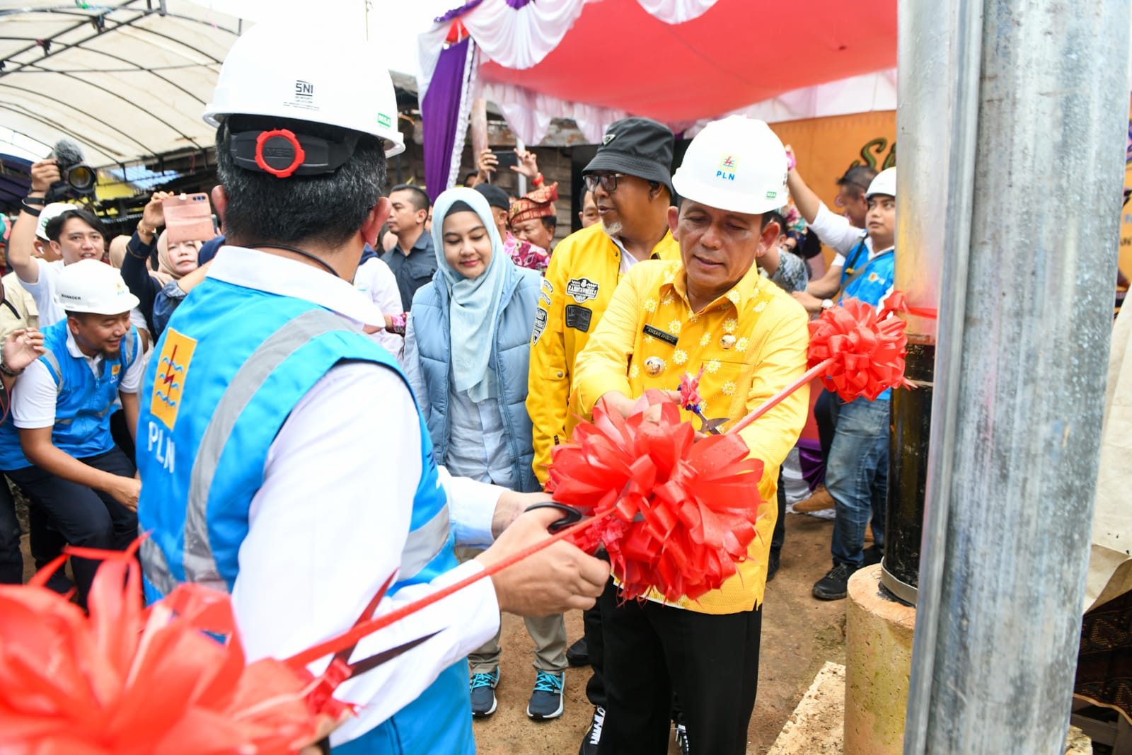 Gubernur Kepulauan Riu H. Ansar Ahmad meresmikan Pengoperasian Saluran Kabel Laut Tegangan Menengah 20 kV (kiloVolt) di Pulau Buluh, Kota Batam, Sabtu (23/12).
