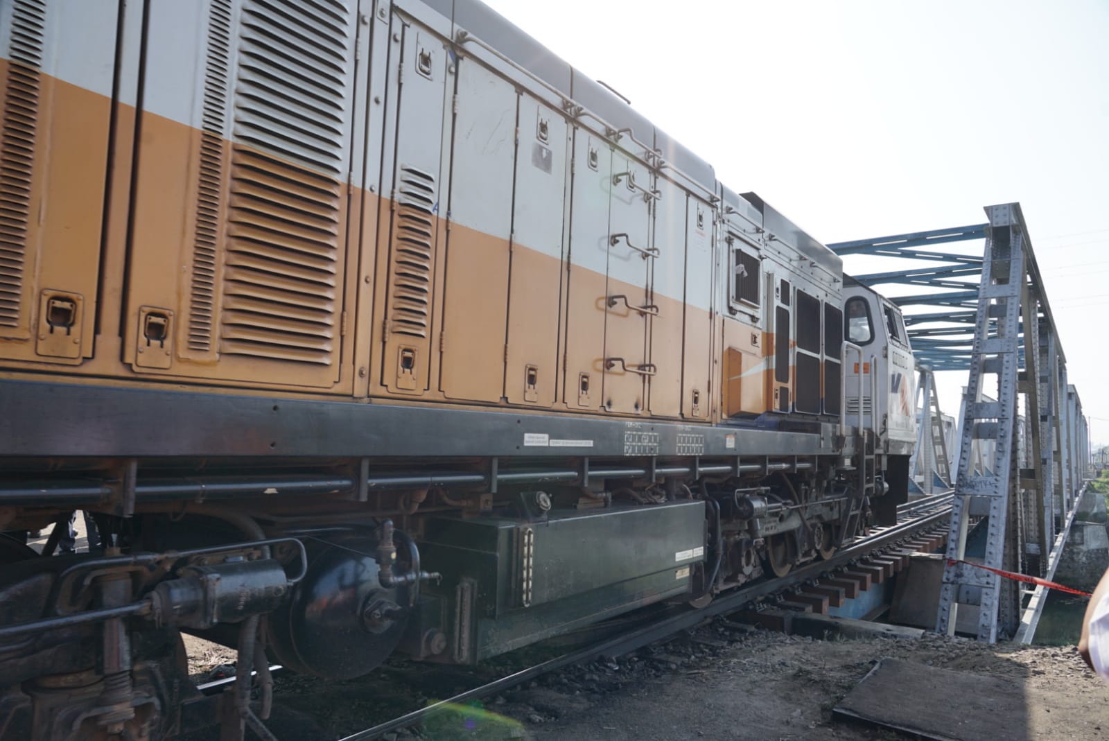 Jalur rel Jerakah-Semarang yang menjadi lokasi kecelakaan kereta api Brantas sudah bisa dilalui kereta api.