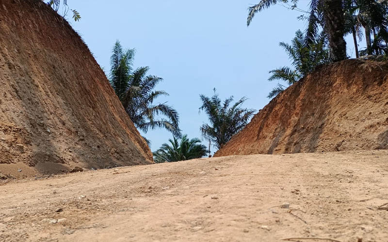 (Membelah bukit menembus keterisolasian. Tim Satgas mewujudkan impian masyarakat Desa Kembang Ayun)