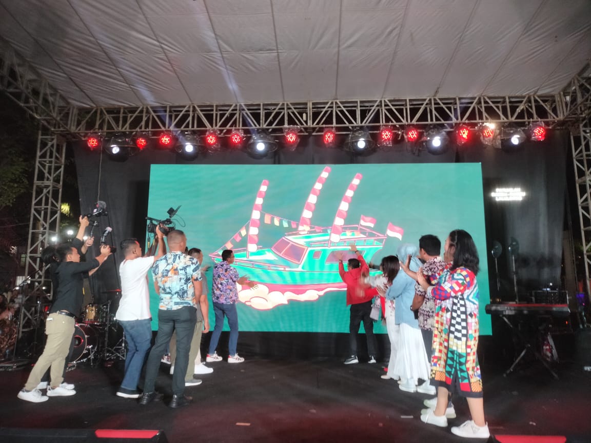 Wali Kota Bitung Maurits Mantiri di dampingi Wawali Hengky Honandar saat memberikan sambutan