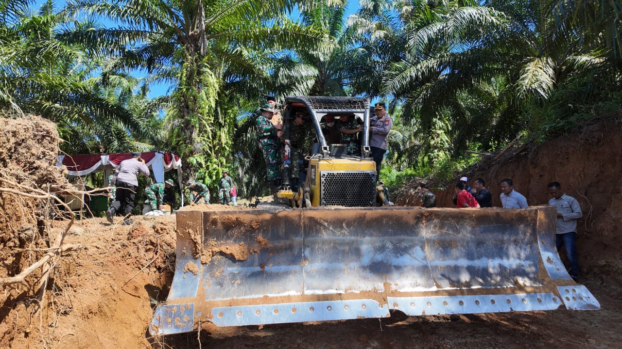 Kasiter Rem 041/Gamas Tinjau Langsung Lokasi Pembuatan Jalan TMMD Ke-124 Kodim 0408/BS