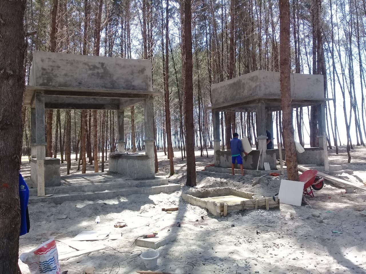 Pembangunan Gazebo di pantai wisata Danau Kembar Kabupaten Kaur 