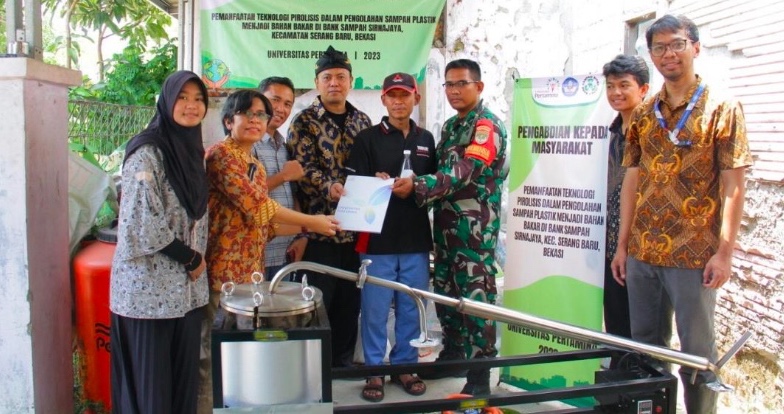 Penyerahan alat pirolisis pada masyarakat wilayah Serang Baru, Kabupaten Bekasi
