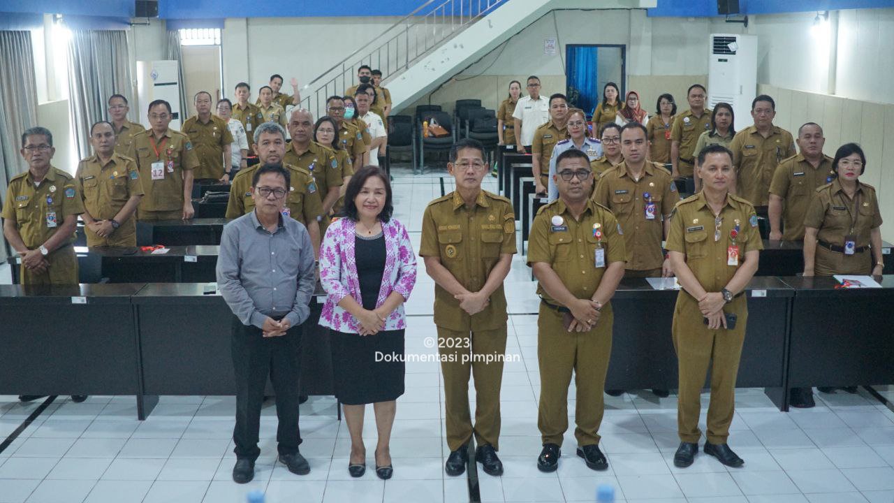 Wawali Hengky Honandar saat memberikan sambutan dalam kegiatan pembukaan assessment center bagi pejabat di lingkungan pemerintah kota Bitung