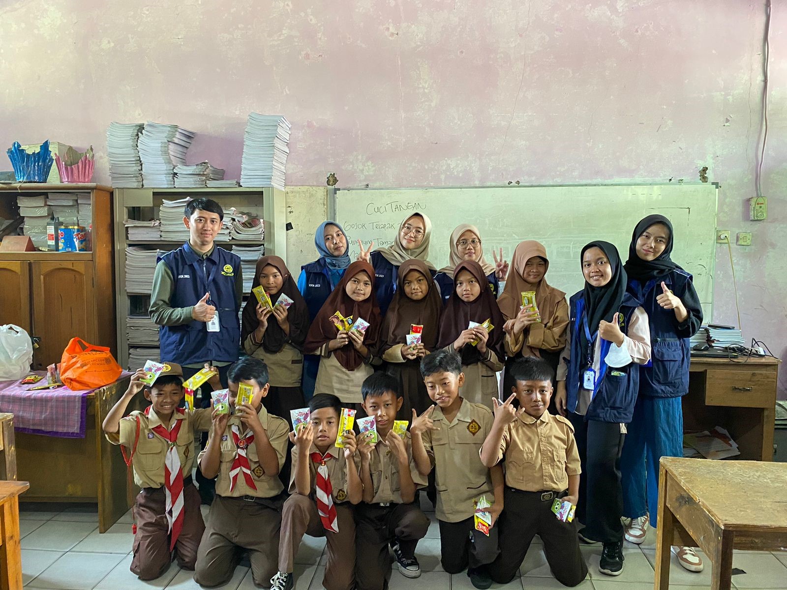 Pembagian hadiah kepada para siswa siswi yang bisa menjawab quiz