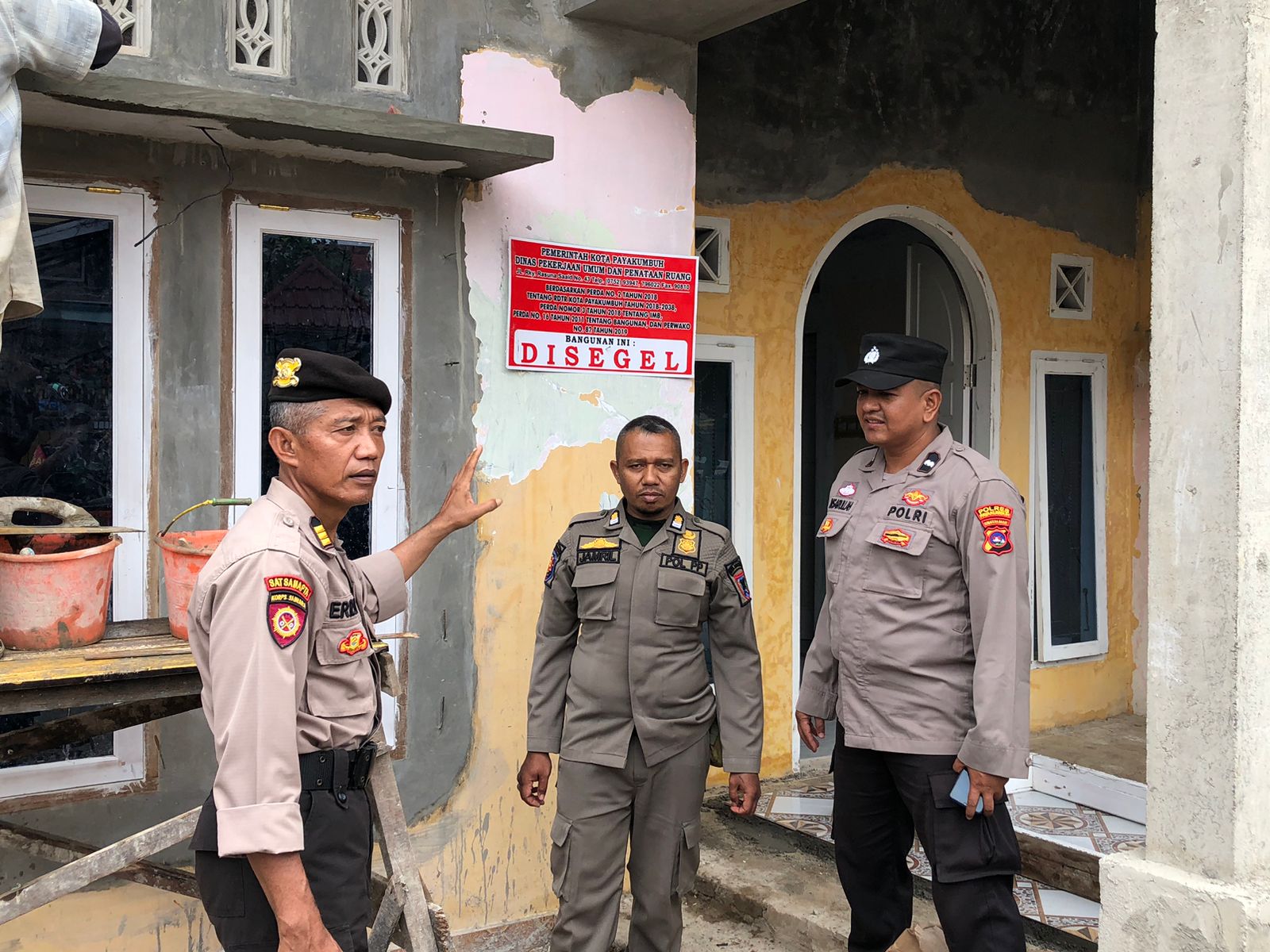 Dinas PUPR Kota Payakumbuh bersama Tim gabungan melakukan penyegelan bangunan.