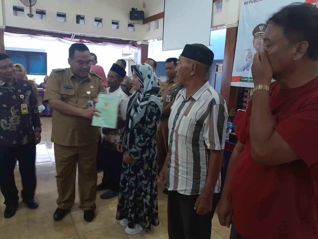 Bupati Blora Arief Rohman menyerahkan sertifikat kepada warga yang menempati tanah Kawasan Wonerjo Kecamatan Cepu.