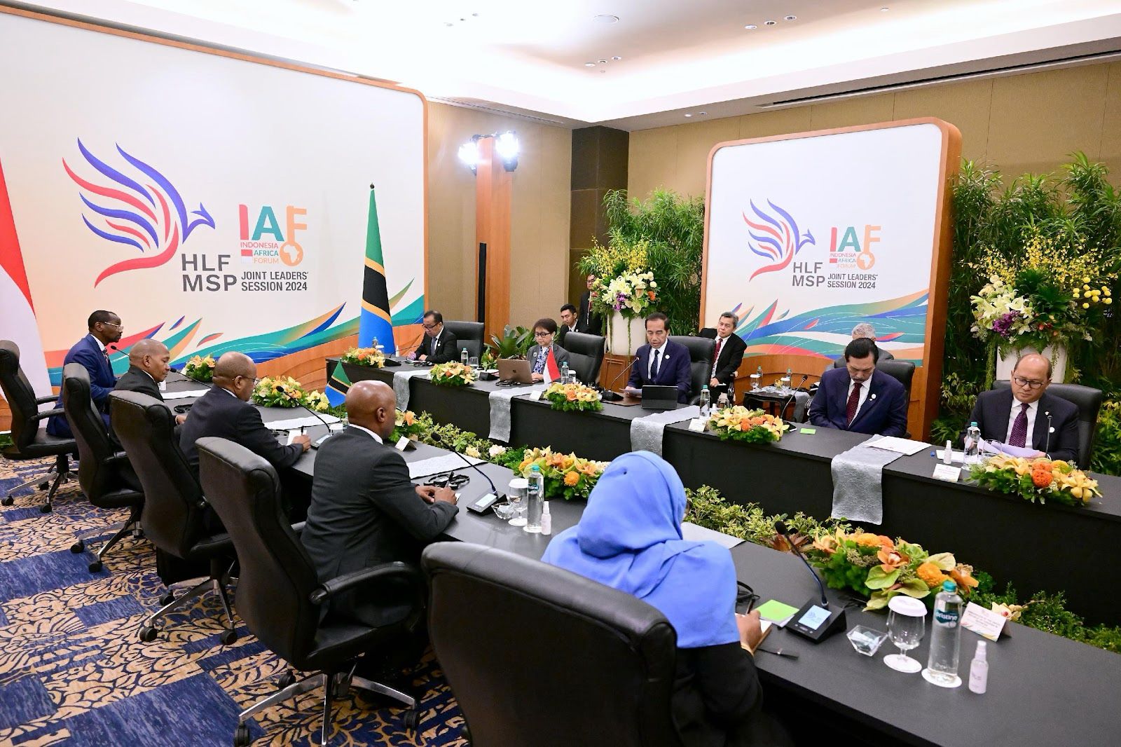 Presiden Joko Widodo saat bertemu Presiden Zanzibar Hussein Ali Mwinyi, di Ruang Casablanca, Hotel Mulia Nusa Dua, Bali, pada Senin (2/9/2024). Indonesia dikatakan Presiden Jokowi siap menjadi mitra penting bagi Tanzania dan Zanzibar karena memiliki pengalaman yang luas dalam pengelolaan bisnis, pariwisata bahari, dan konservasi ekosistem laut. (Foto: Muchlis Jr/Biro Pers Sekretariat Presiden)