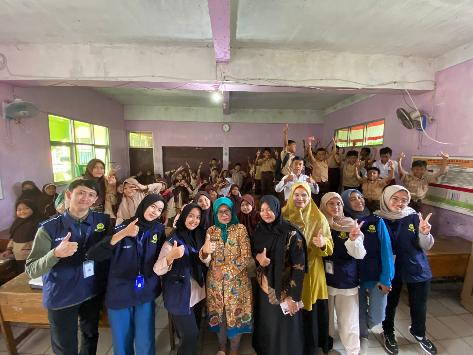 Foto bersama Kepala sekolah dan wali kelas 5 SDN Pajajaran 02