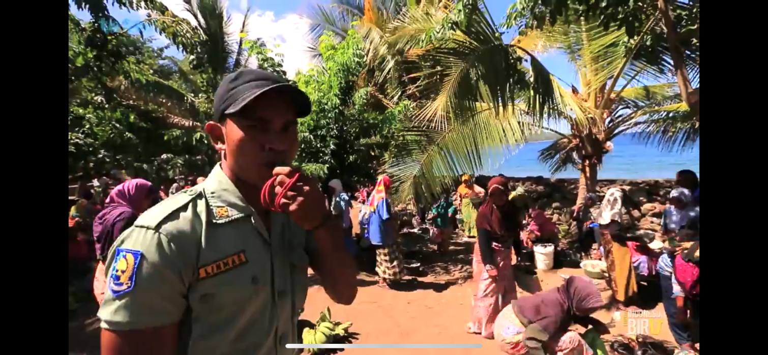 Seorang Petugas Meniupkan Peluit Saat Sebelum Proses Barter Dilakukan (Youtube: NegeriPaus)