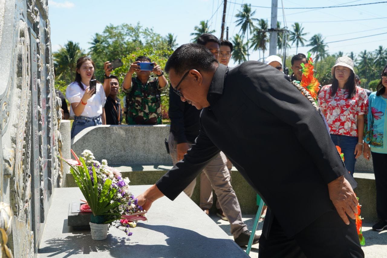 Wali Kota Maurits Mantiri dan Wakil Walikota Hengky Honandar saat melakukan ziarah