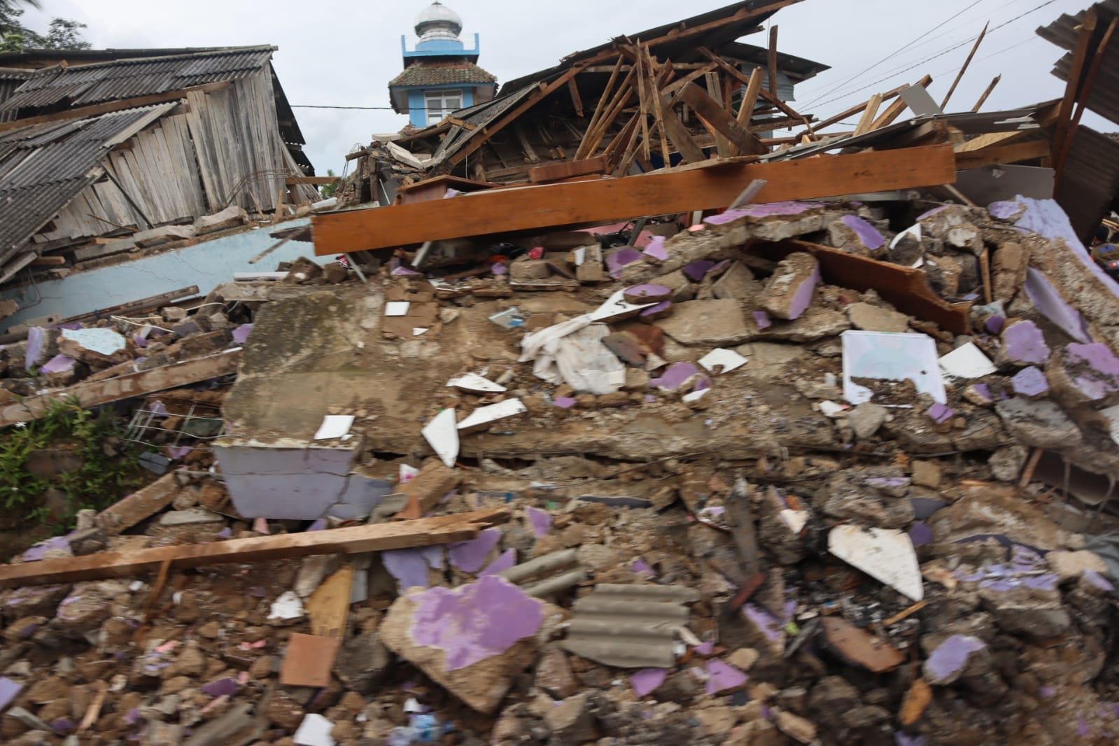 Salah satu rumah warga yang hancur akibat gempa di Kecamatan Cugenang, Kabupaten Cianjur, Jawa Barat pada Sabtu (26/11).