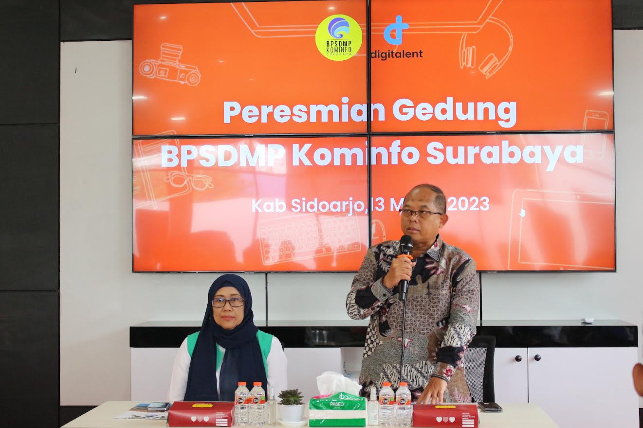 Kepala Badan Penelitian dan Pengembangan (Litbang) SDM Kementerian Kominfo RI Dr. Hary Budiarto, S.T., M.Kom., IPM., saat meresmikan gedung baru UPT BPSDMP Kominfo Surabaya, di jl. Ketajen, Kec. Gedangan, Kab. Sidoarjo, Jawa Timur, Senin sore (13/3/2023). 