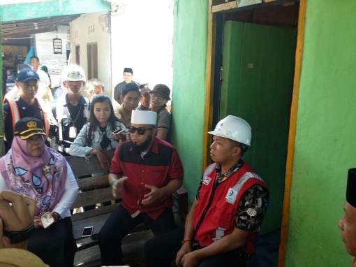 Walikota Bengkulu Helmi Hasan bersama GM Pelindo II Drajat Sulistiyo serta rombongan mengunjungi lokasi dan sekaligus memberikan bantuan terhadap warga yang rumahnya ambruk terseret arus sungai. 