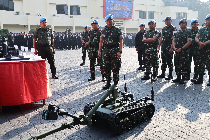memimpin langsung apel gelar pasukan untuk mengecek kesiapan pengamanan oleh Paspampres dalam rangkaian Hari Ulang Tahun ke-80 Republik Indonesia. 