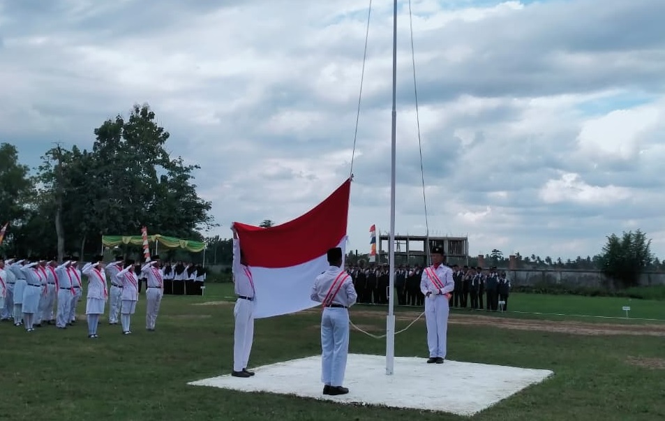 pengibaran bendera