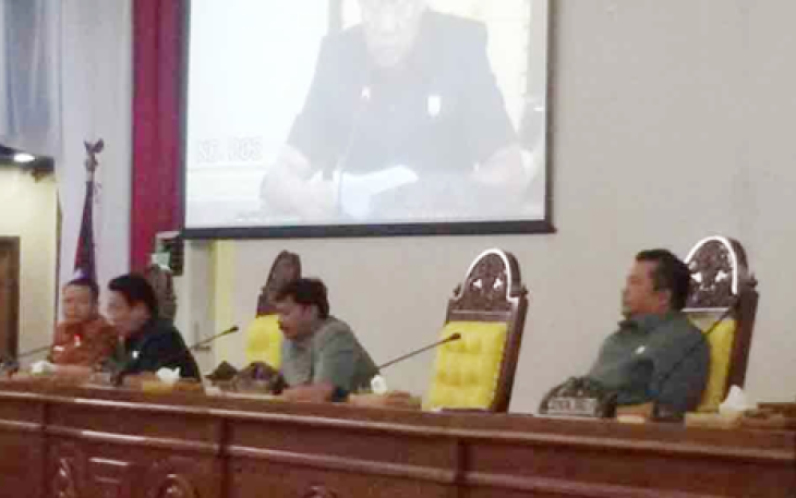 Paripurna mendengarkan jawaban gubernur terhadap pandangan umum fraksi atas 4 Raperda, Selasa (14/02/2017)