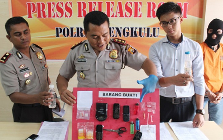 Kapolres Bengkulu AKBP Ardian Indra Nurinta, S.Ik didampingi Kasat Narkoba Polres Bengkulu Iptu Sandy Indrajati Wiguna dan Kapolsek Gading Cempaka Kompol Farouk Oktora, SH, S.Ik menunjukkan barang bukti yang berhasil disita dari pelaku