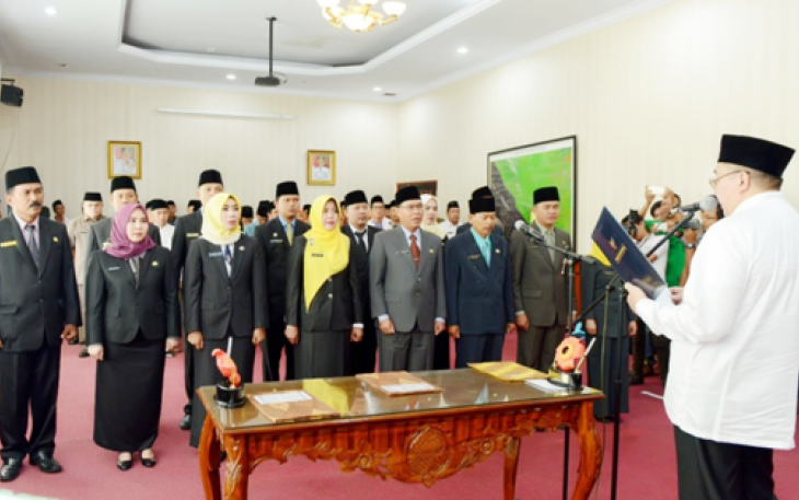 Gubernur Lantik 15 Pejabat Eselon II, III dan IV Dinas Dukcapil Provinsi Bengkulu, Jumat (24/2/2017). 