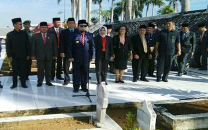 Walikota Helmi Hasan Ziarah dan Tabur Bunga di Makam Mantan Walikota 