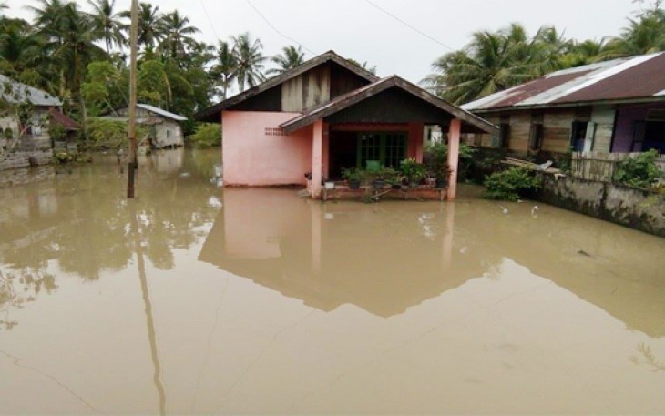 Banjir merendam rumah-rumah warga di Kelurahan Tanjung Jaya