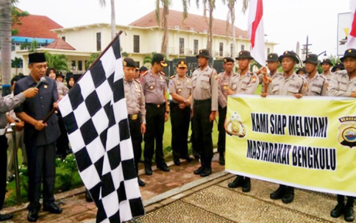 Plt Sekdaprov Sudoto saat melepas tradisi jalan juang Bintara Polri Diktuk T.A. 2016 di rumah pengasingan Bung Karno, Kamis (23/03/2017).