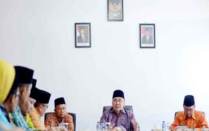 Gubernur Ridwan Mukti, saat memimpin rapat bahas pengembangan objek wisata dan event wisata Provinsi Bengkulu, Kamis (09/03/2017).