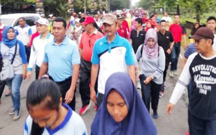 Nampak Sekda Kota Bengkulu dan Kapolres Kota Bengkulu mengikuti jalan satai, Minggu (12/03/2017).
