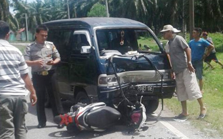 Tabrakan Mobil Carry Minibus VS Motor di Jalan Raya Desa Nanjungan, Kecamatan Pino Raya, Kabupaten Bengkulu Selatan, Rabu (01/03/2017) siang sekitar pukul 13.50 WIB.