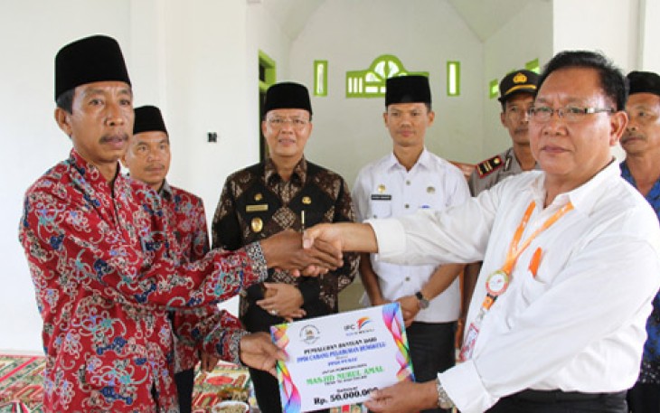 Wakil Gubernur Bengkulu Rohidin Mersyah saat mengahdiri penyerahan bantuan PT. Pelindo 2 Cabang Bengkulu senilai 50 Juta Rupiah kepada Masjid Nurul Amal Desa Telaga Dalam Kec. Pino Raya Bengkulu Selatan, Kamis (27/4).