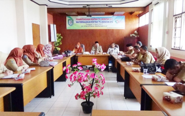  Penandatanagan dan perpanjangan kontrak TPL-IKM  tahun 2012 dan tahun 2013, di kantor Dinas Perindustrian dan Perdaganagan (Disperindag ) Provinsi Bengkulu, Rabu (05/04/2017).