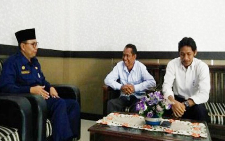 Direktur PDAM Kota, Sjobirin Hasan saat datang mengunjungi kantor PLN area Bengkulu di Jalan Prof Hazairin, Teluk Segara, Kota Bengkulu, Senin (10/4). 