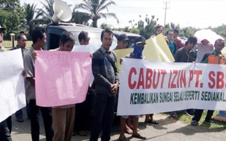 Warga berunjuk rasa di depan kantor Bupati Bengkulu Selatan, Selasa (25/4/2017). 