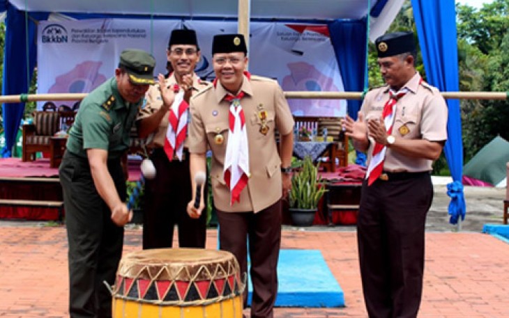  Wakil Gubernur Bengkulu Rohidin Mersyah dalam pembukaan Kemah Bhakti Saka Kencana Pramuka Provinsi Bengkulu 2017, di halaman kantor Perwakilan BKKBN Bengkulu, Jumat (21/4).