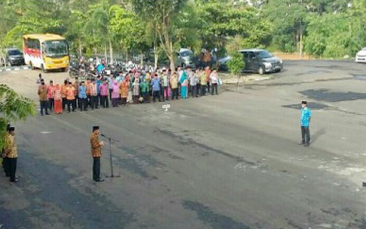 Marjon saat menjadi pembina apel gabungan di halaman Kantor Walikota, Bentiring, Kamis (13/04).