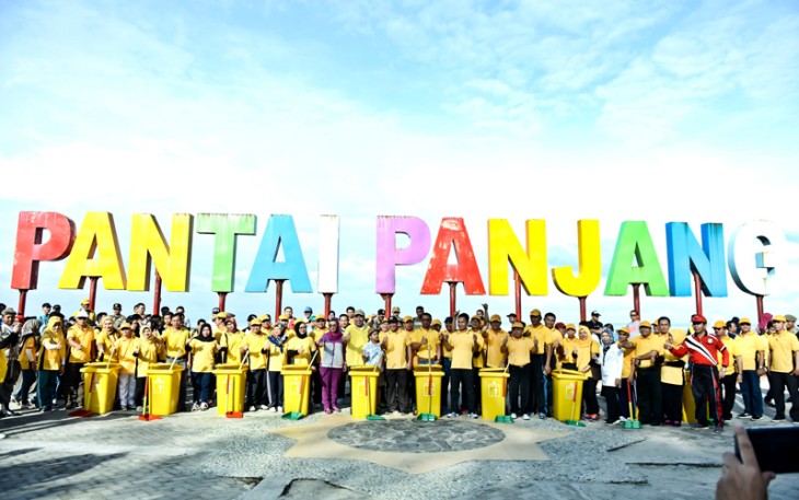 Gubernur Bengkulu didampingi Danlanal dan kepala-kepala Dinas di Provinsi Bengkulu  Foto Bersama setelah penyerahan alat-alat keberihan