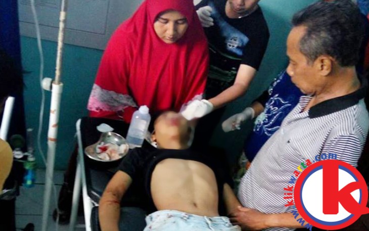 Korban Rifli saat mendapat perawatan