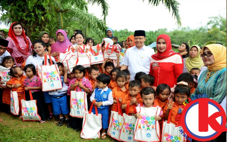 Menko PMK RI Puan Maharani didampingi Wagub Rohidin Mersyah dan Lily Gubernur Ridwan Mukti berfoto bersama dengan anak-anak TK di Seluma