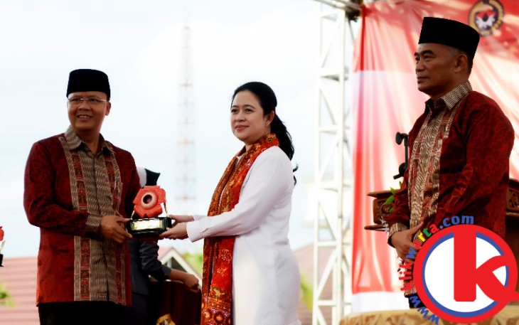 Wagub Rohidin Mersyah saat memberikan cindera mata ke Menko PMK Puan Maharani pada pembukaan kegiatan Lasenas 2017
