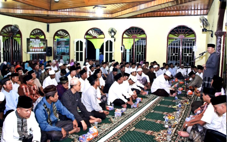 Wagub Rohidin Mersyah usai Salat Tarawih berjamaah di Masjid Taqwa, Padang Jaya Bengkulu Utara pada Selasa (30/5).